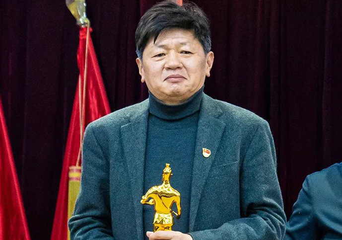 海安市黨建工作會議上，蘇中建設收獲一座特別的“小金人”