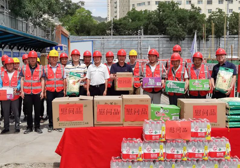 公司董事長(zhǎng)笪鴻鵠慰問(wèn)甘肅市場(chǎng)一線員工