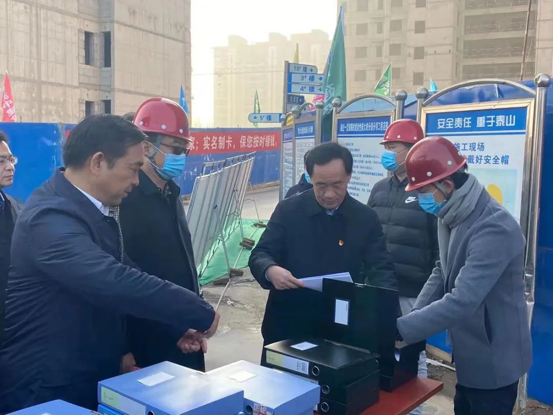 河南省副省長(zhǎng)戴柏華視察公司武陟孔雀城項(xiàng)目