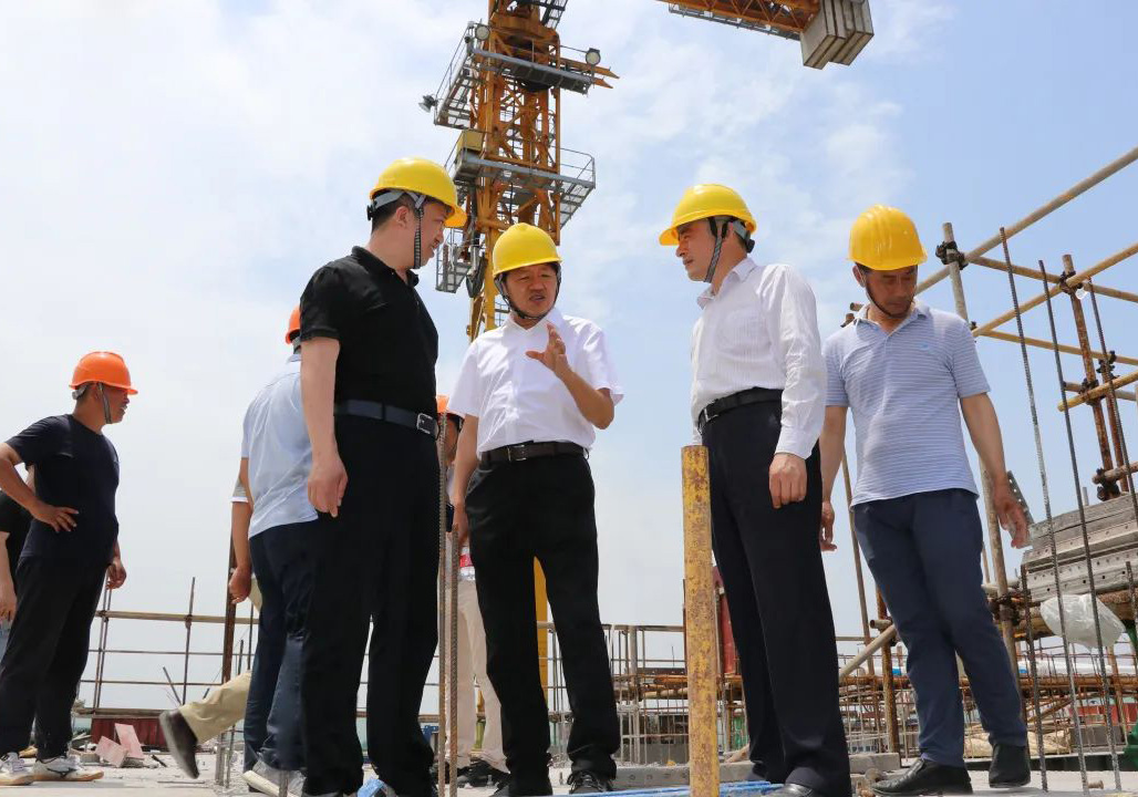 公司董事長(zhǎng)笪鴻鵠帶班檢查安全生產(chǎn)