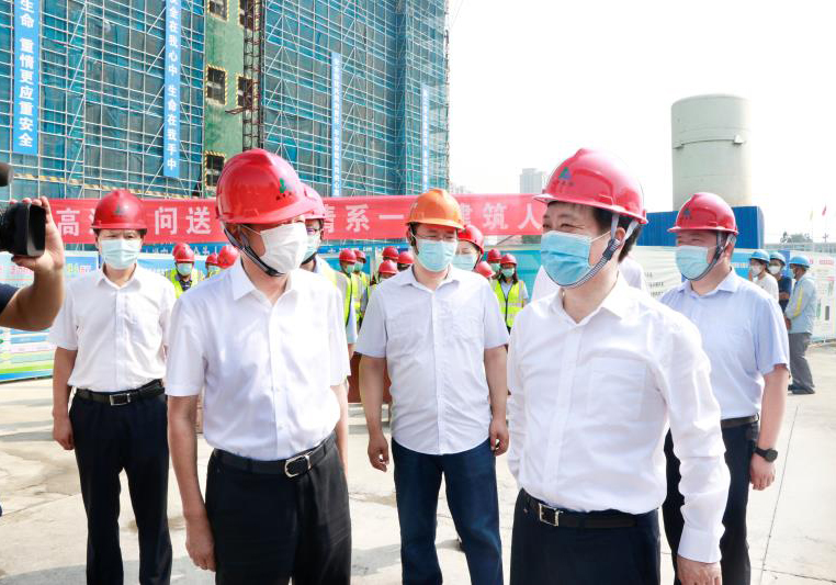 海安市人大常委會主任張亞曦率隊慰問蘇中建設海安市郵政物聯大廈項目一線職工